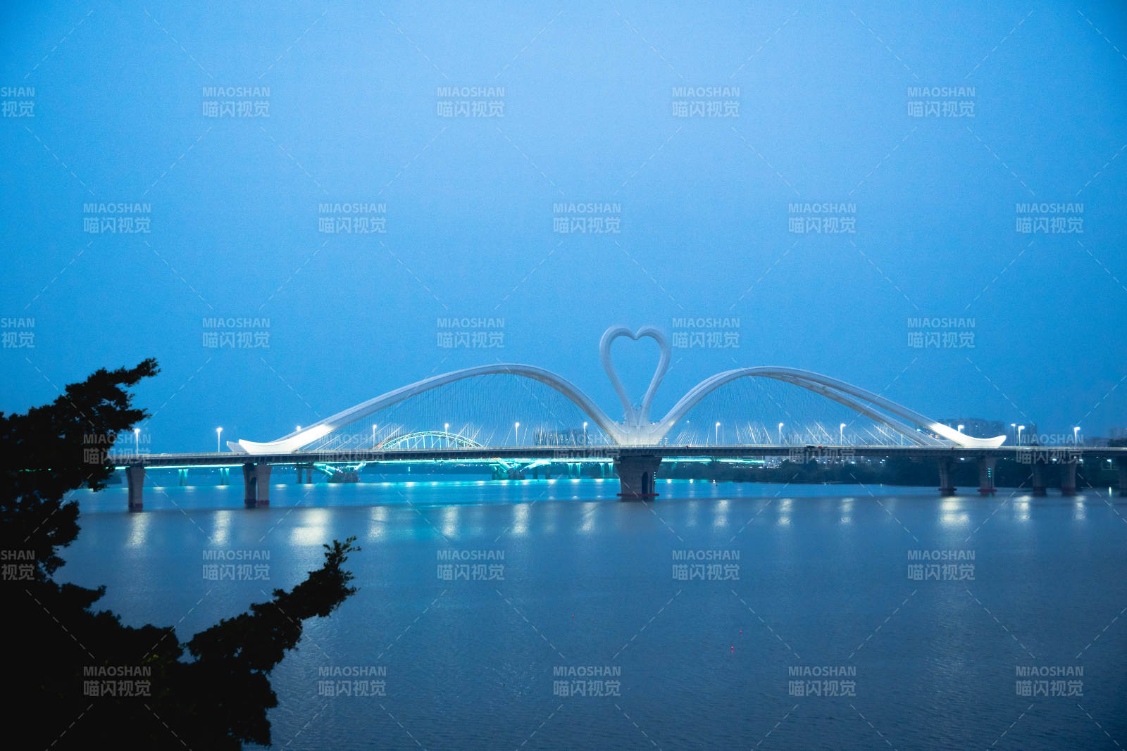 心形桥夜映蓝光水图片