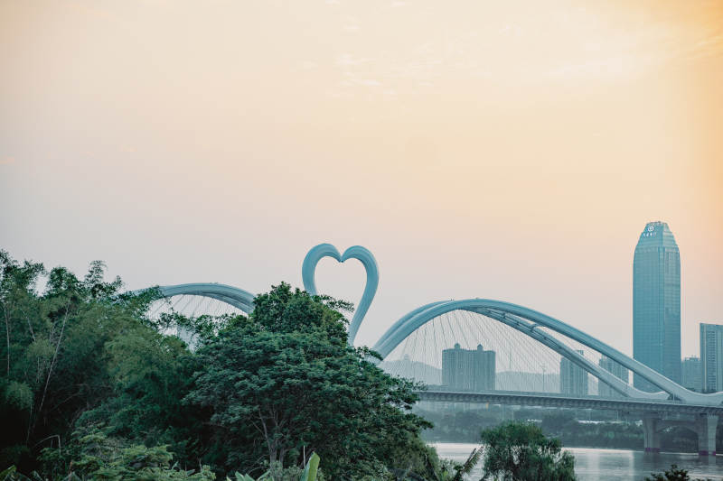 心形桥映城市黄昏景图片