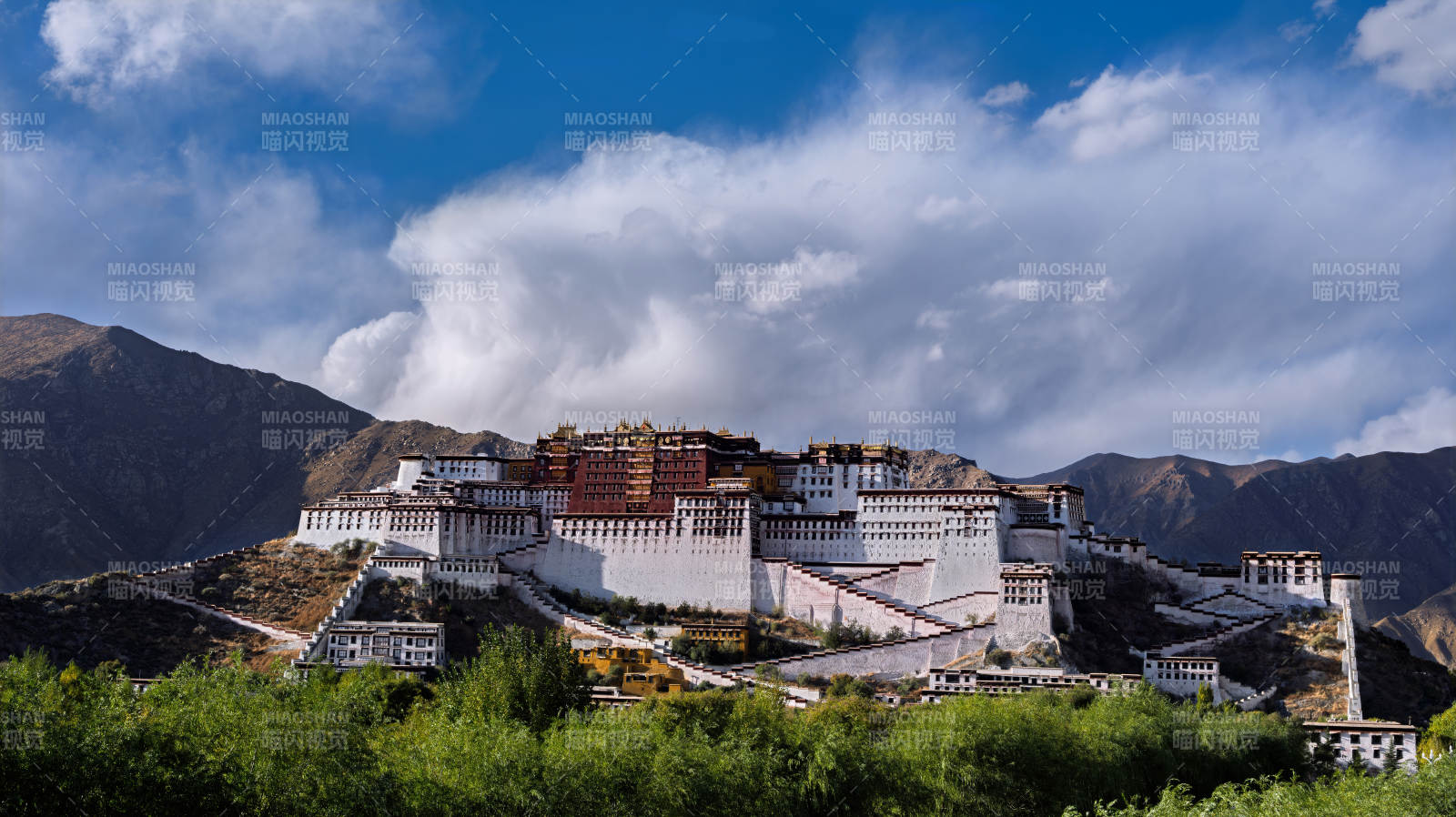 布达拉宫巍峨立山巅图片