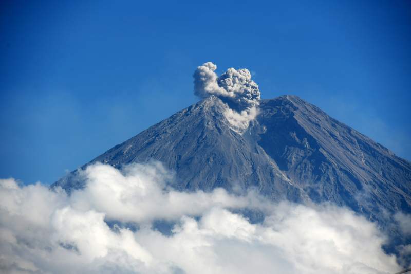 火山喷发 烟雾冲天图片