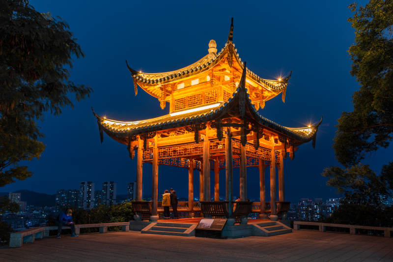 夜灯古亭 城景相伴图片