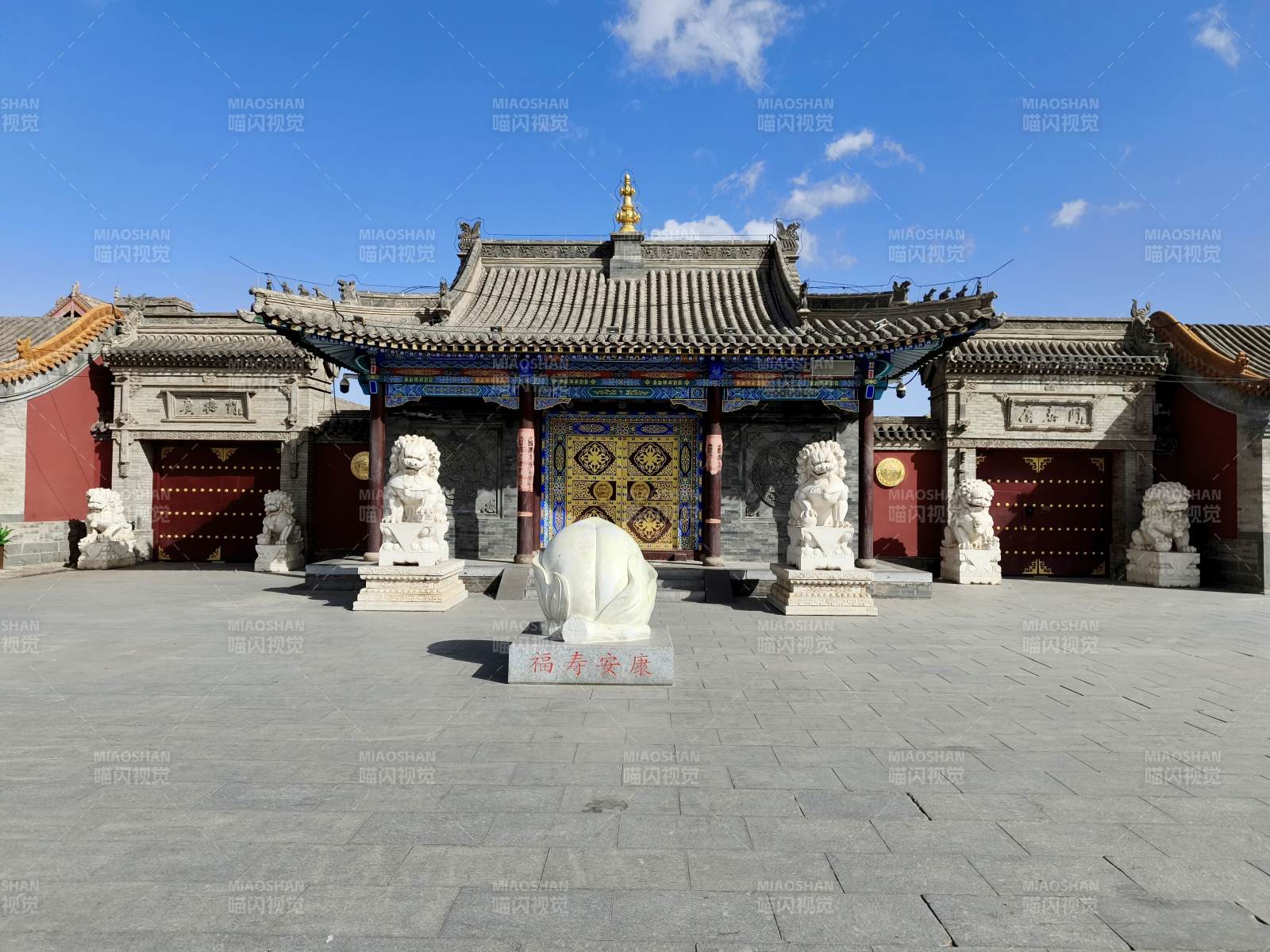 古寺门前石狮守 蓝天映衬庄严景图片
