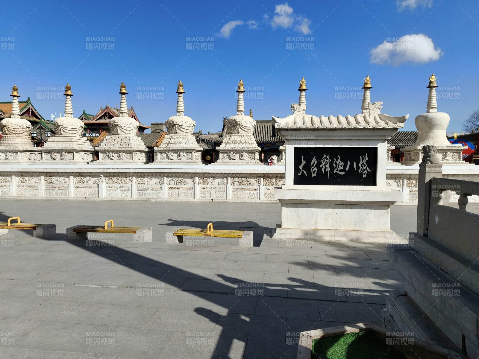 大召寺八塔映蓝天图片