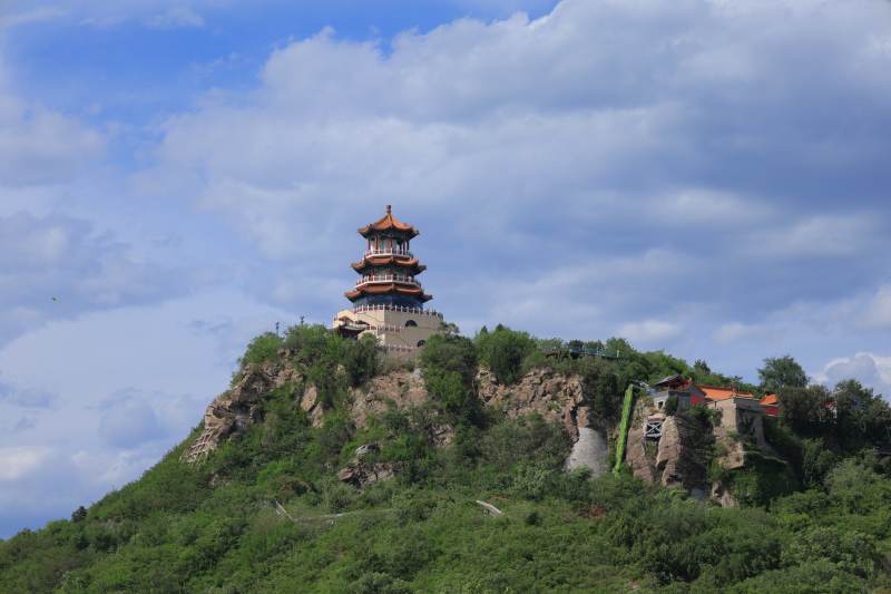 山顶古塔映蓝天图片