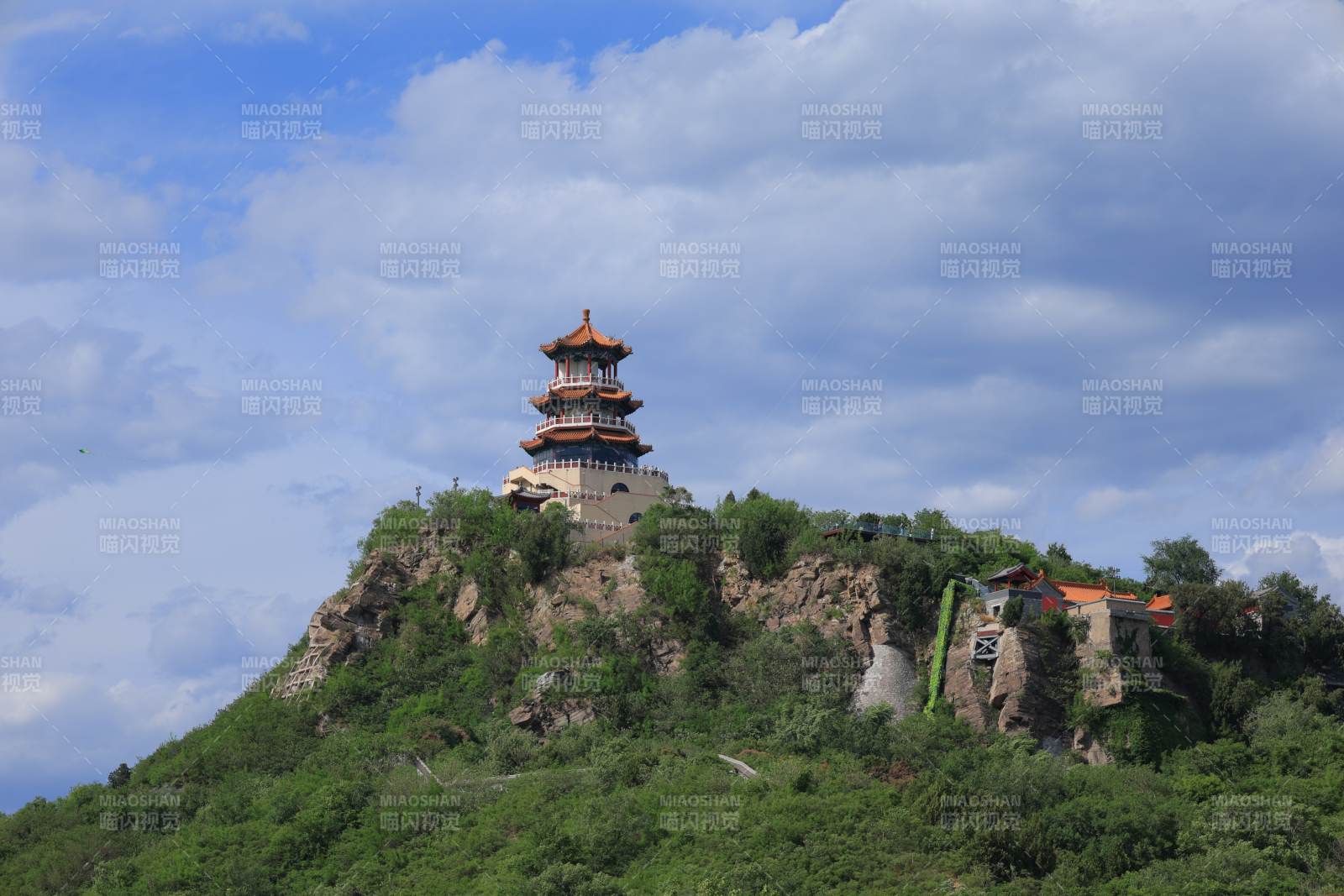 山顶古塔映蓝天图片