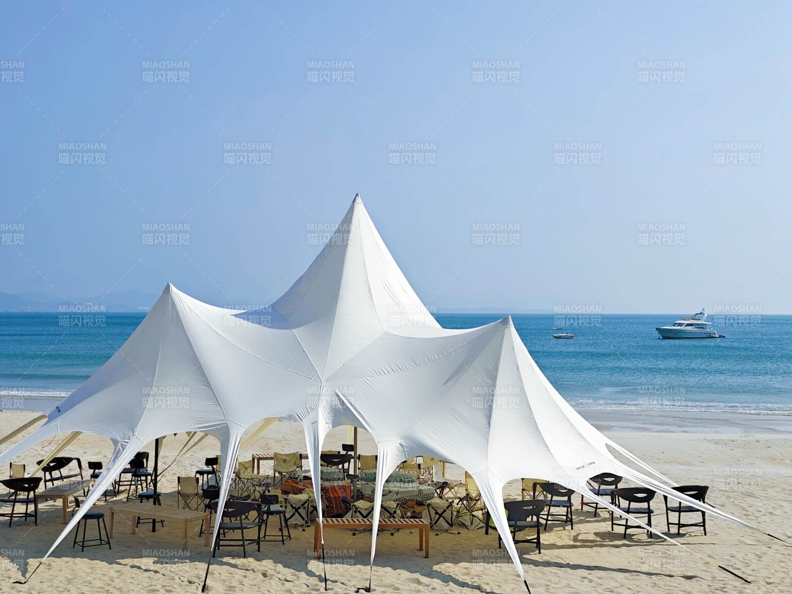 海滩白色帐篷休闲区图片