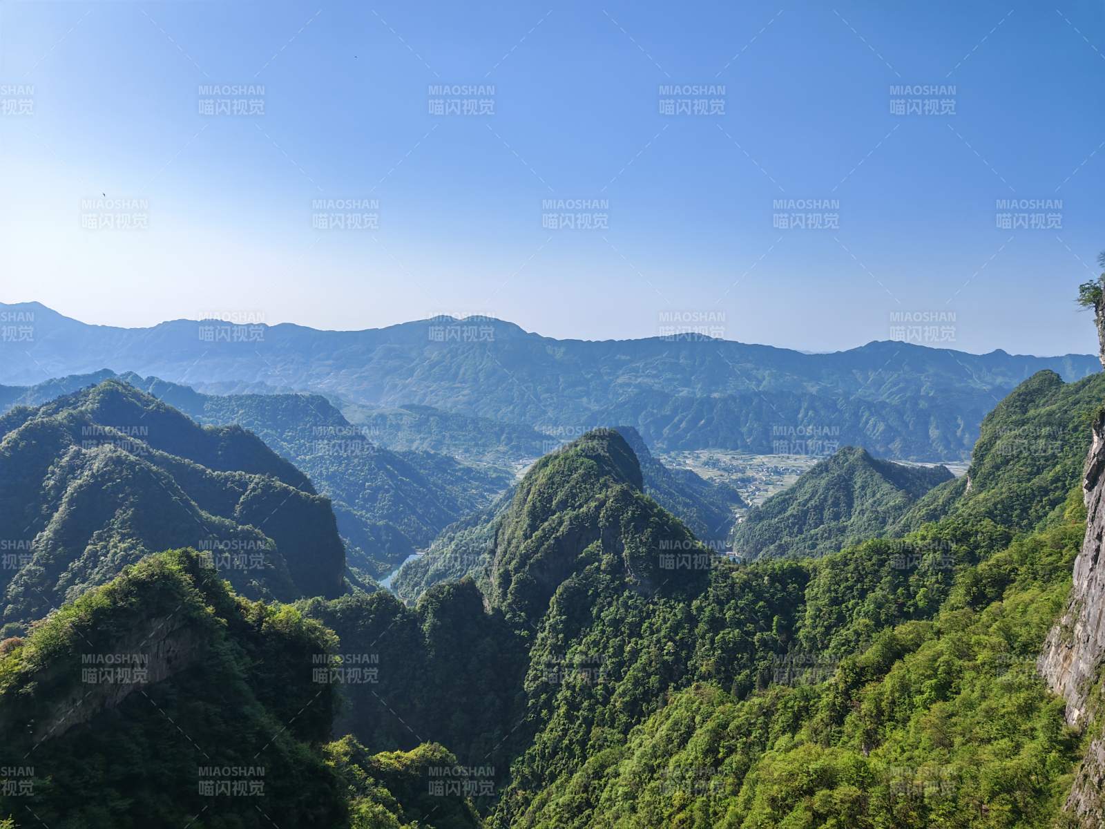 青山叠翠 蓝天如洗图片