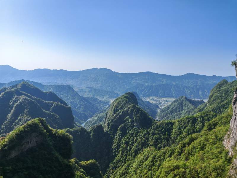 青山叠翠 蓝天如洗图片