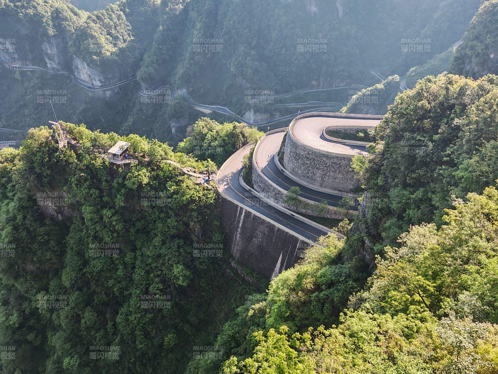 天门山盘山公路奇观图片