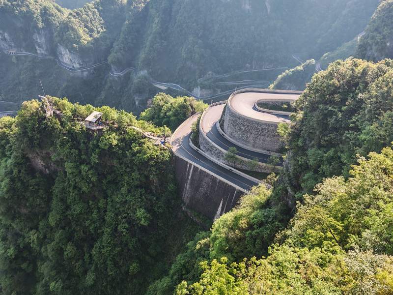 天门山盘山公路奇观图片