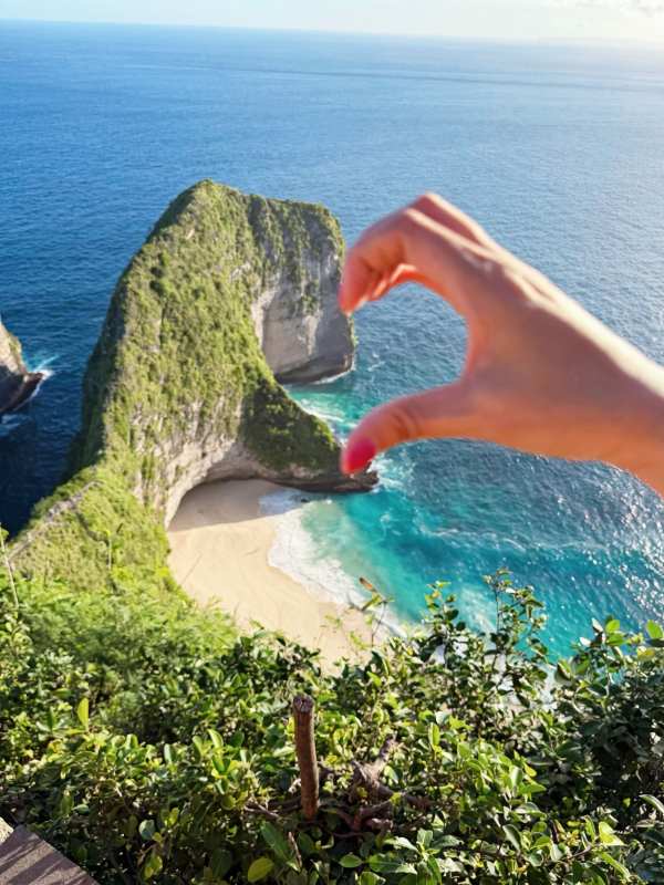 印尼  精灵坠崖 手比心 框住秘境海滩图片
