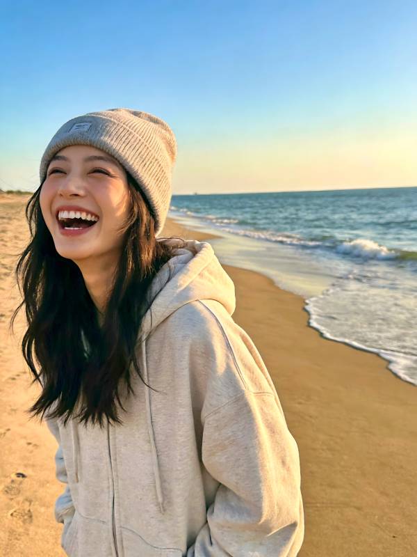 海边笑颜 温暖如光图片