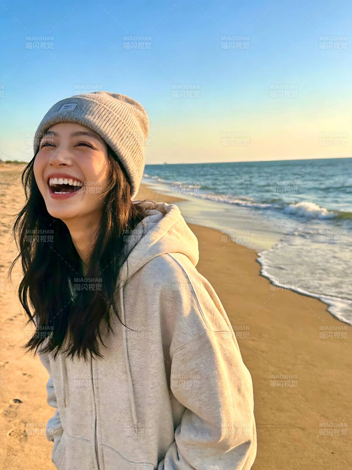 海边笑颜 温暖如光图片