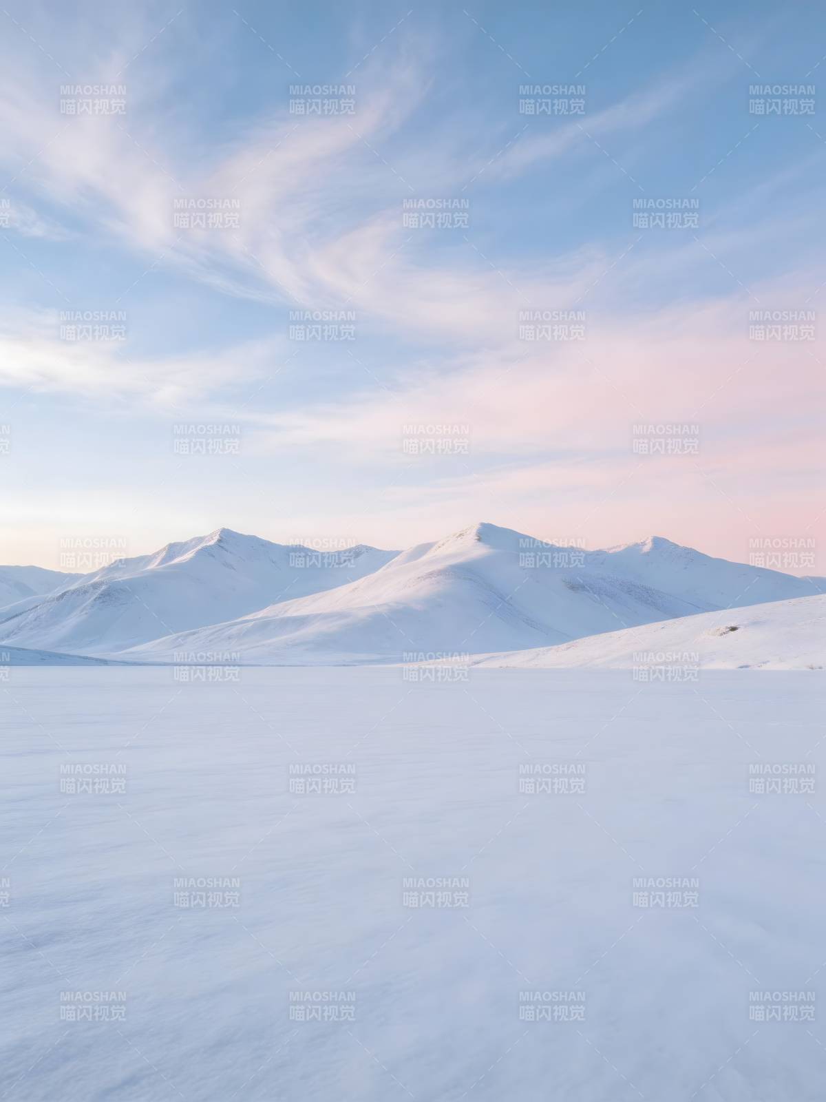 雪原静美 山峦映霞光图片