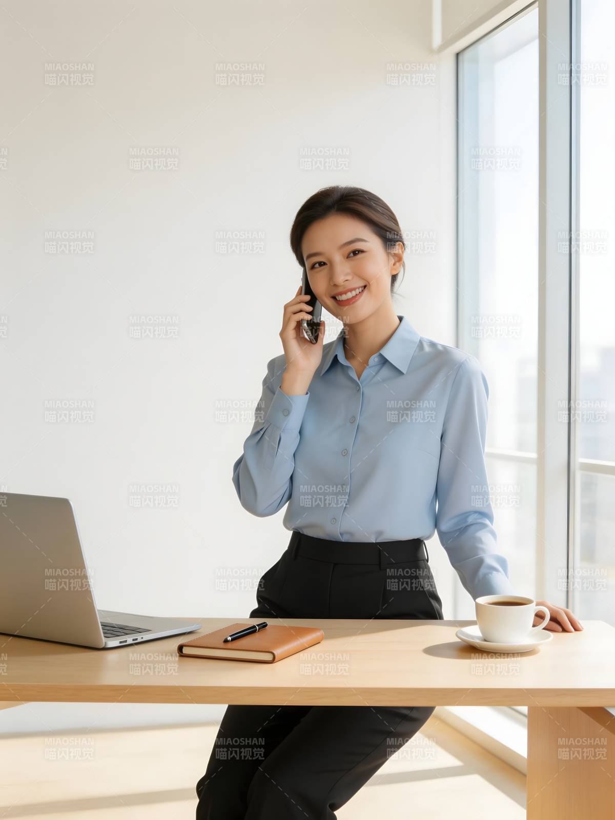 职场女性通话微笑办公图片