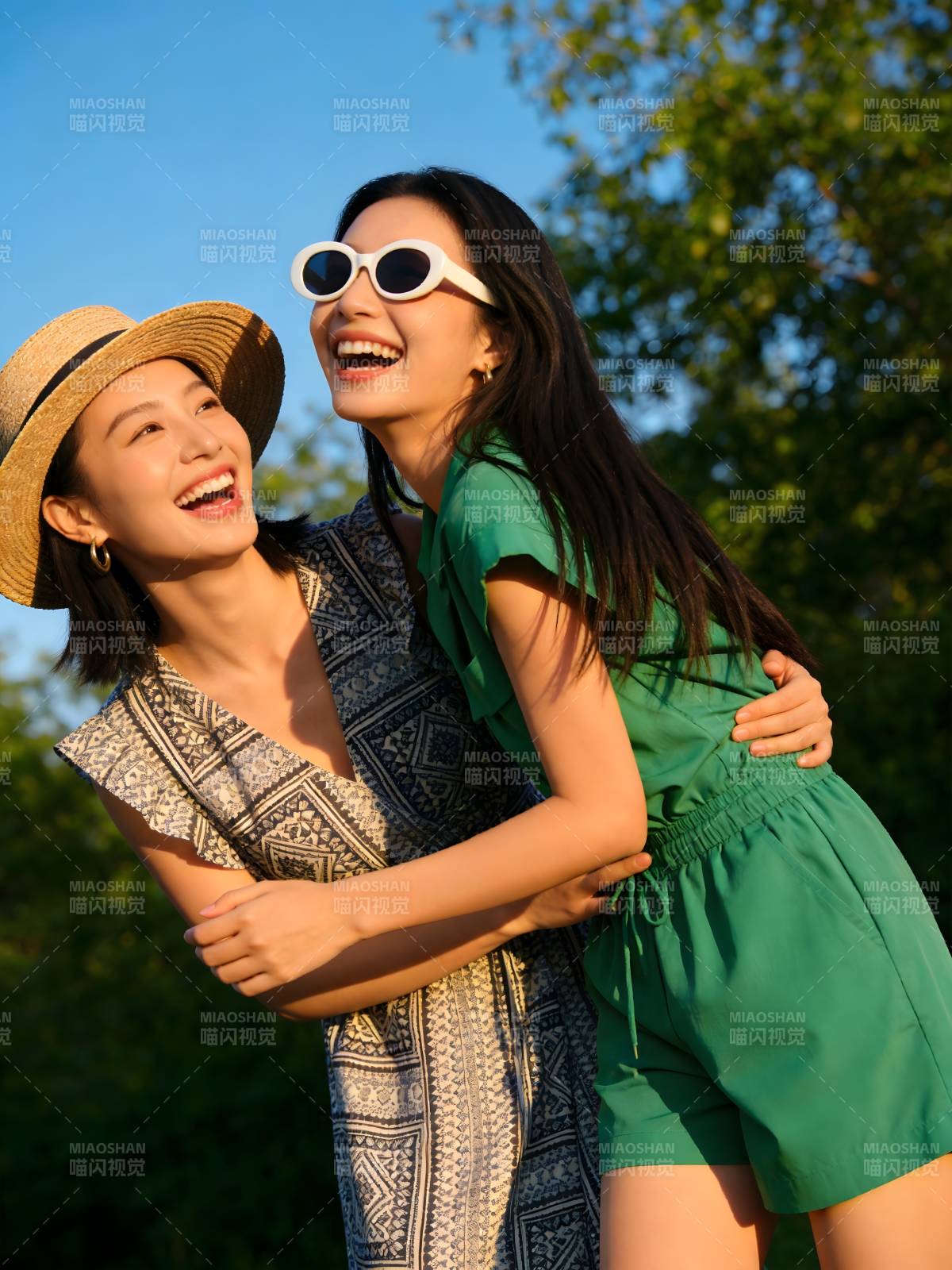 阳光下的闺蜜欢笑时光图片