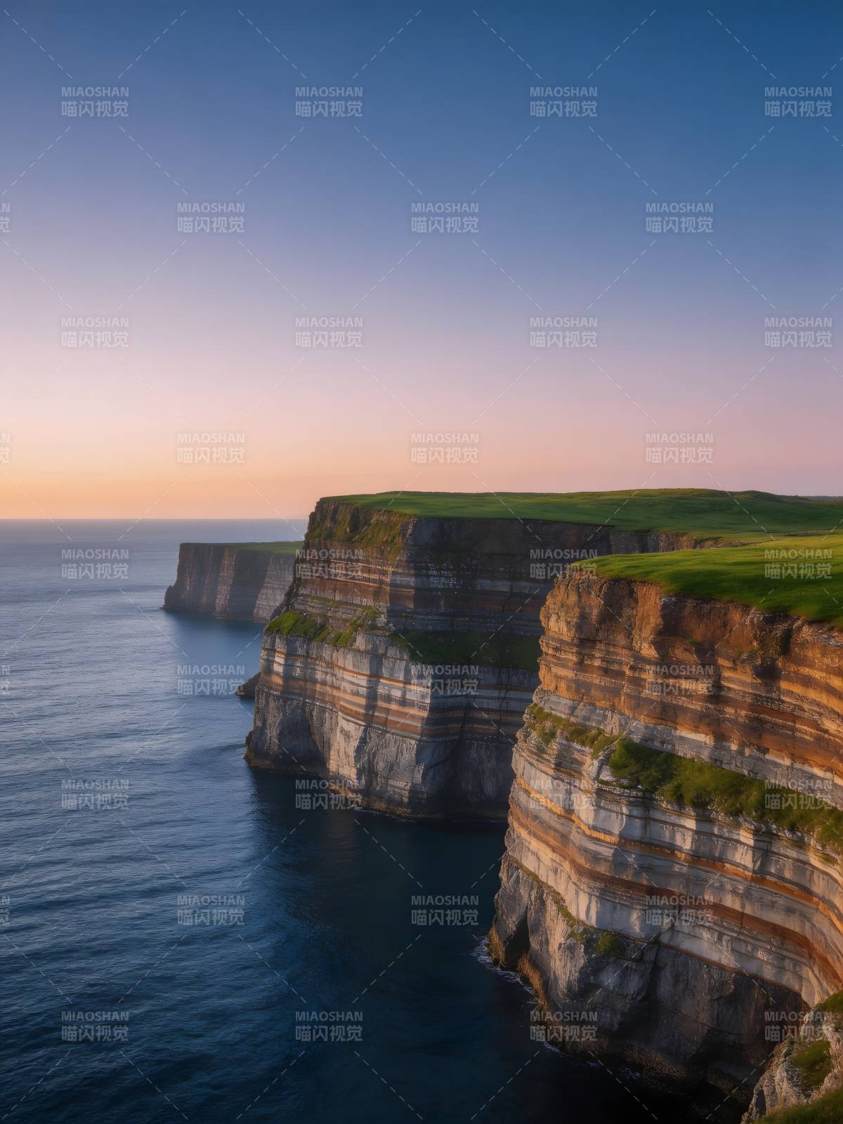 悬崖海岸 夕阳染金边图片