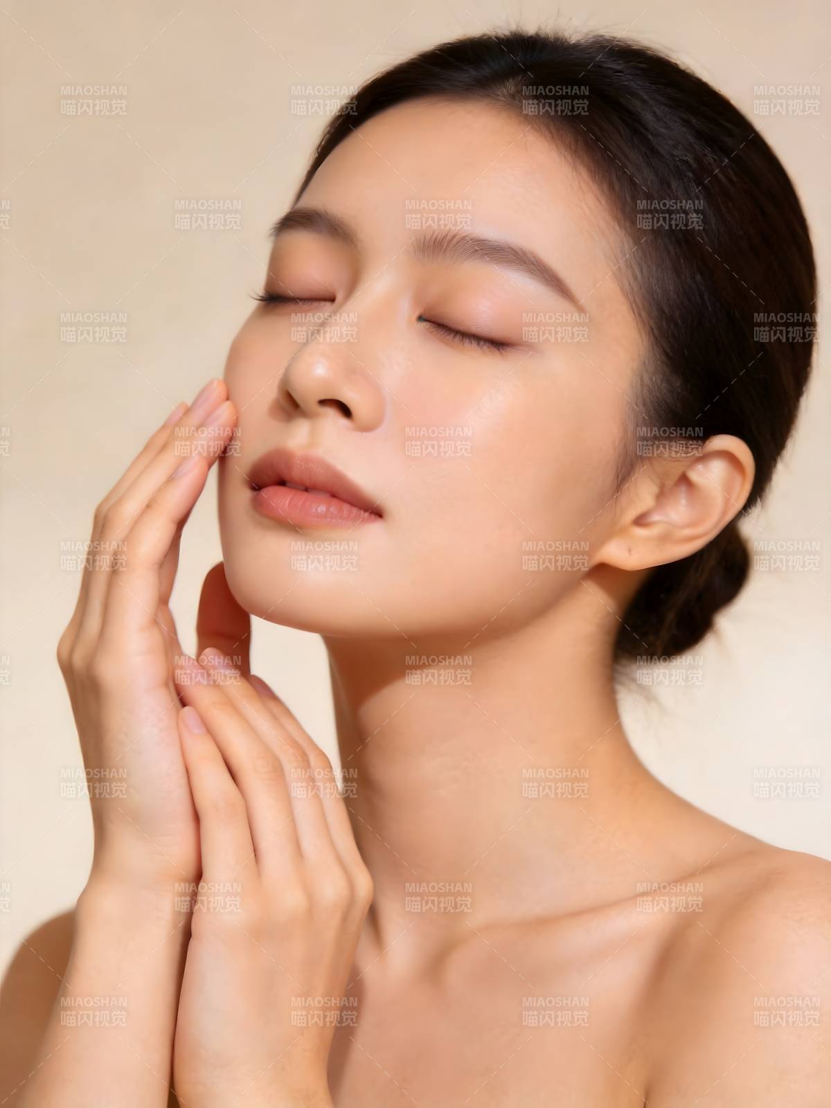 轻抚肌肤 闭目享静谧图片