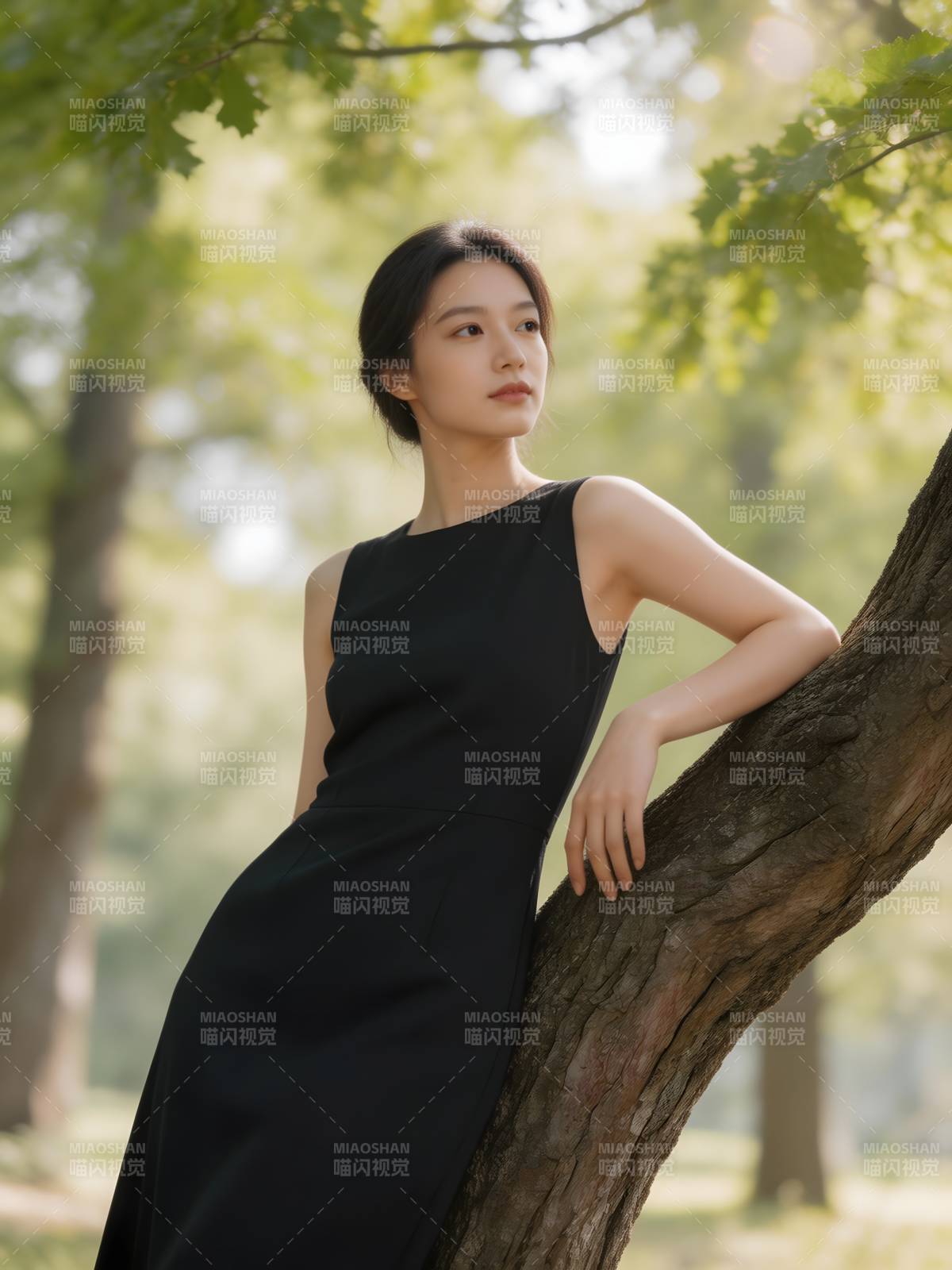 林间黑裙女子倚树静立图片