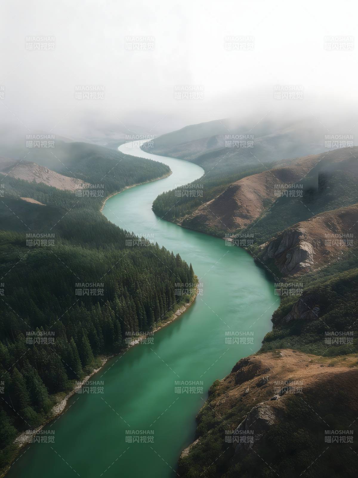 雾绕青山 碧河蜿蜒如带图片
