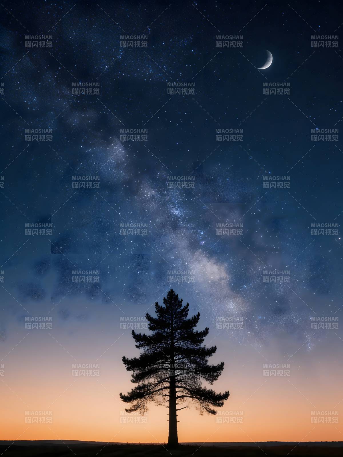 星空孤树伴月牙图片