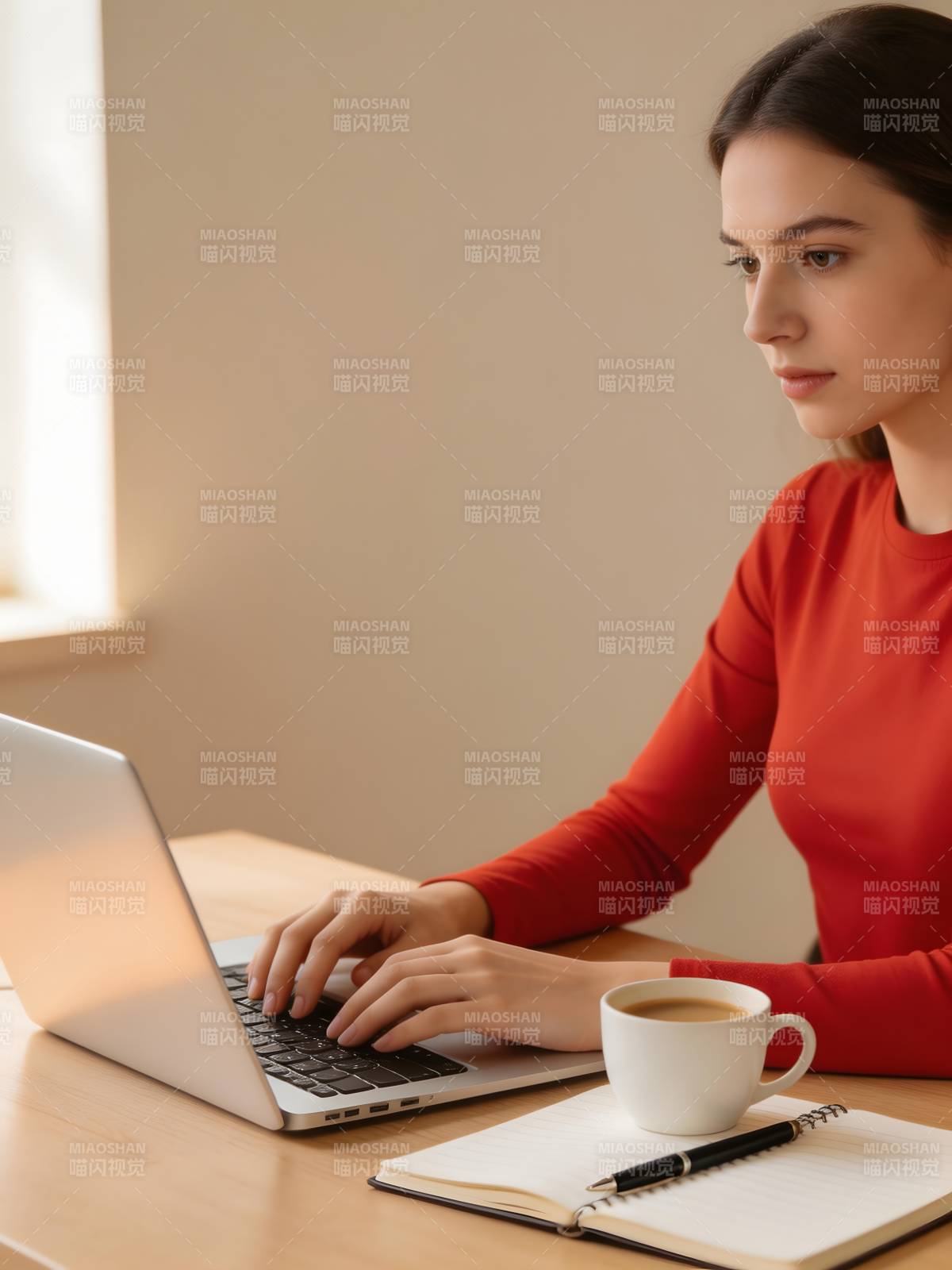红衣女子专注办公中图片
