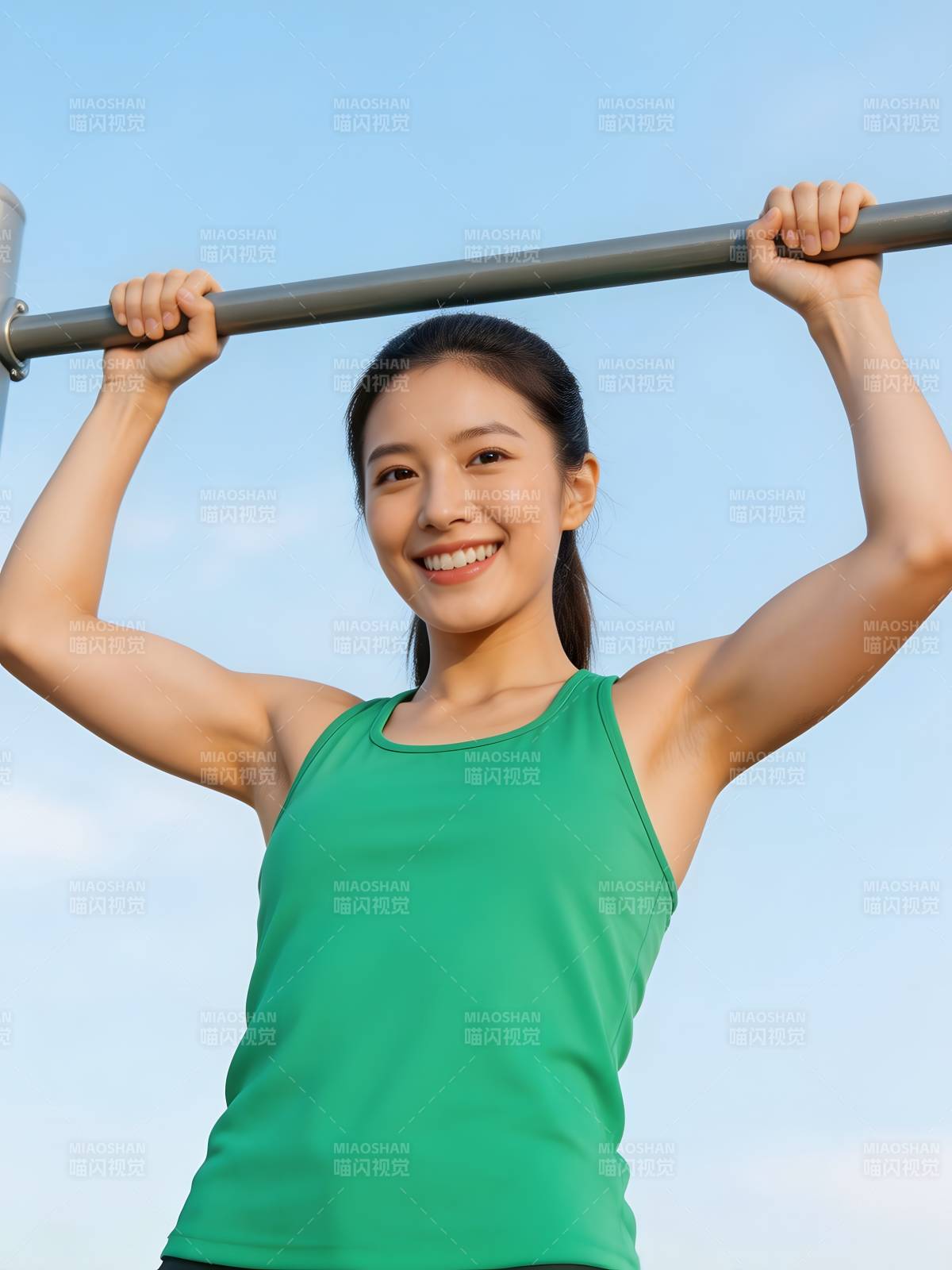 阳光健身女孩引体向上图片