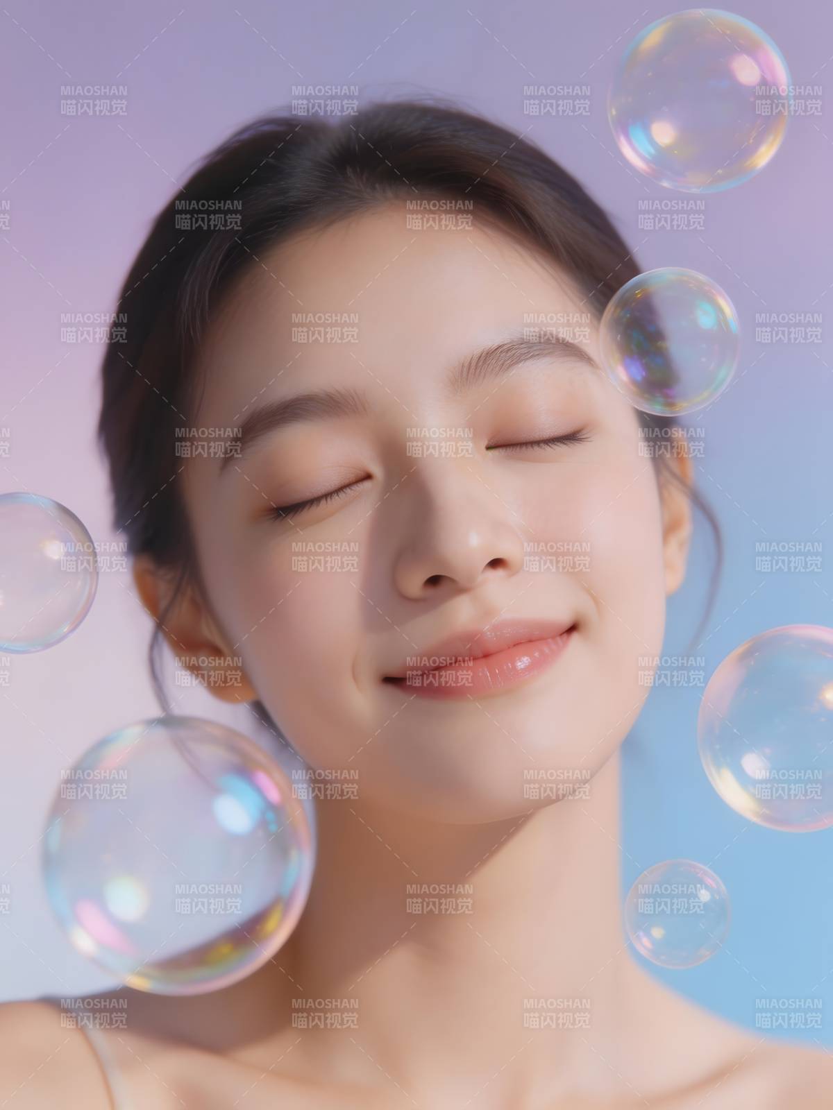 泡泡环绕 闭眼微笑少女图片