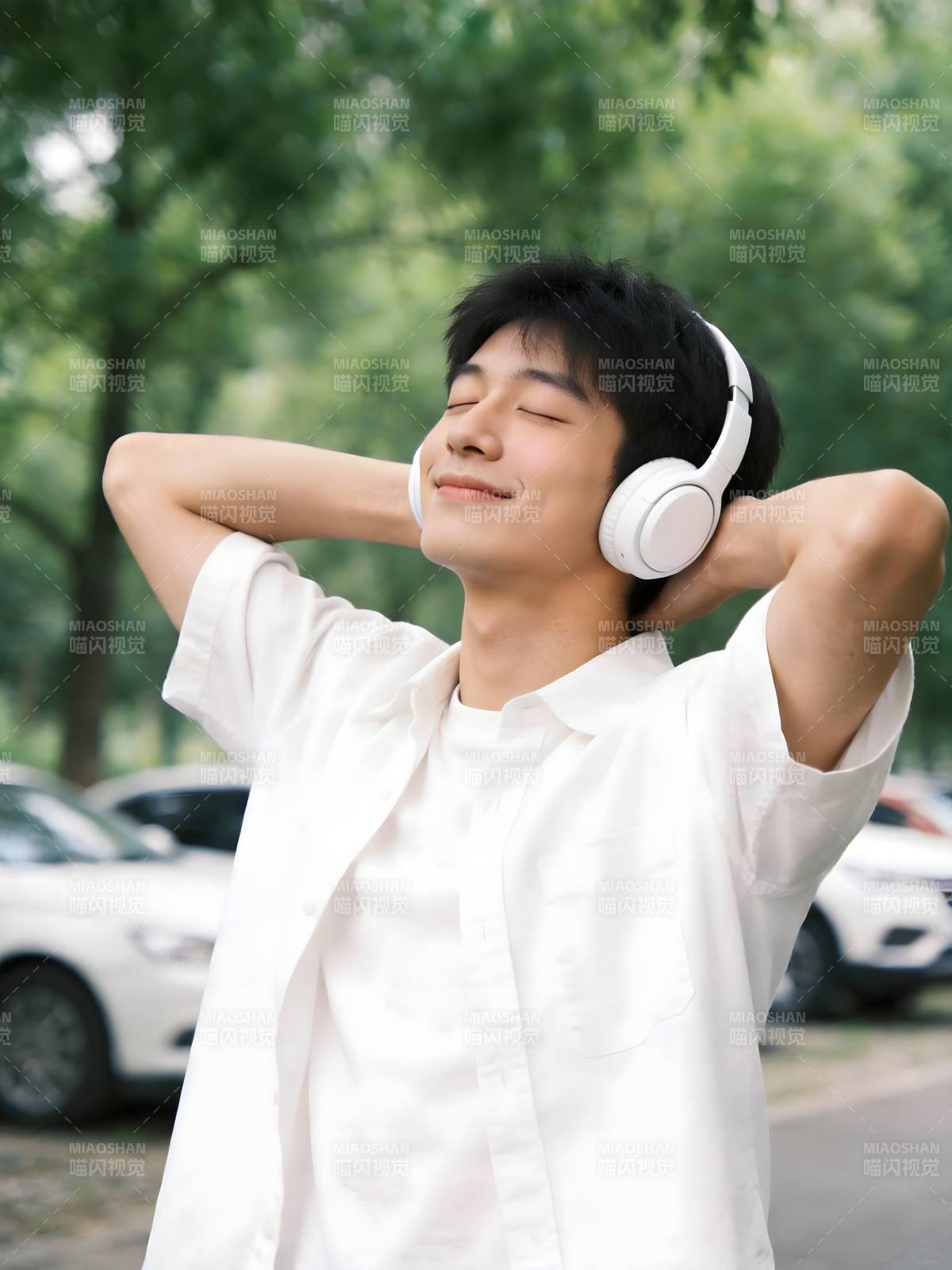 戴耳机听歌的白衣少年图片