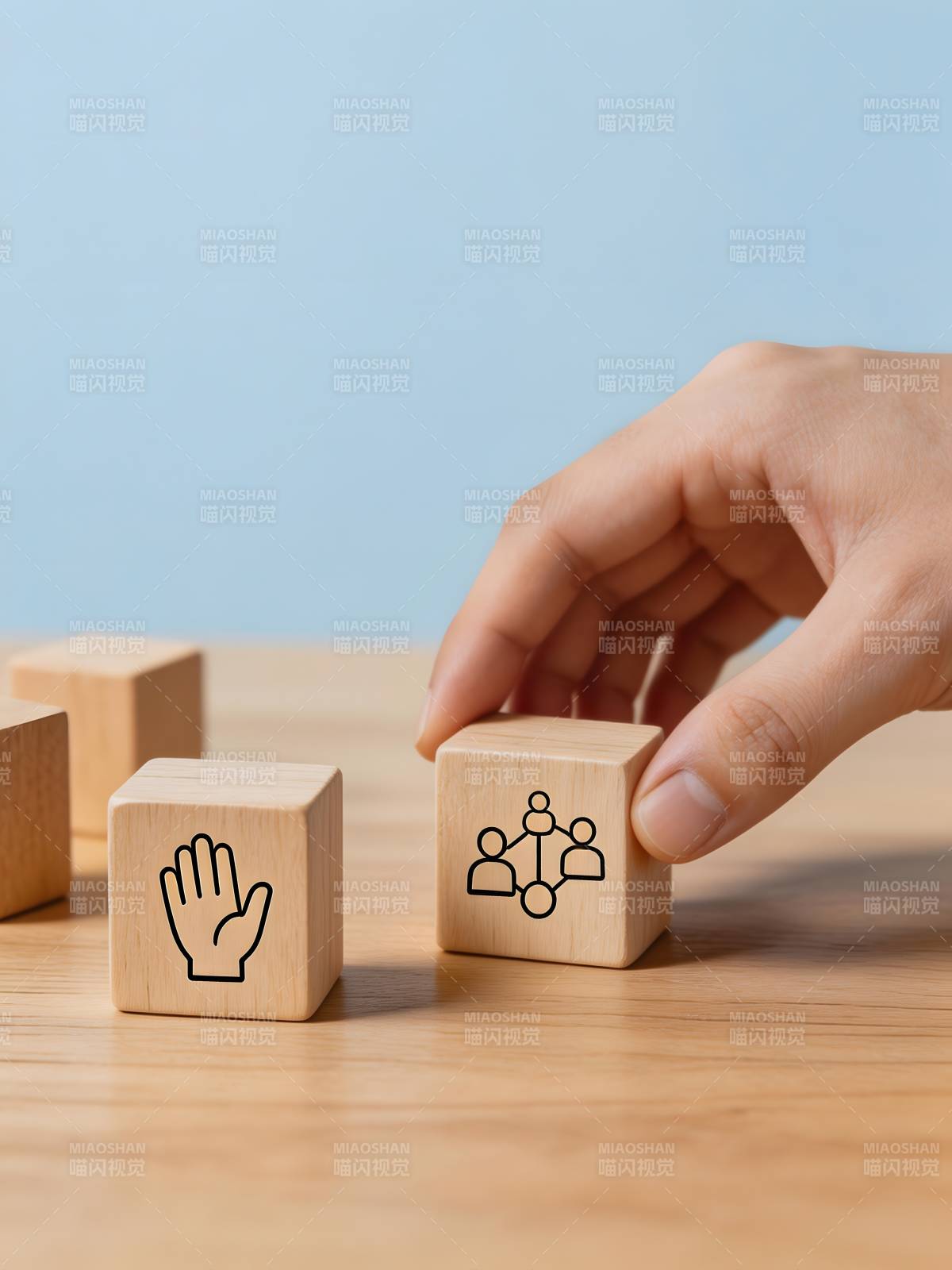 手推积木 连接人与协作图片
