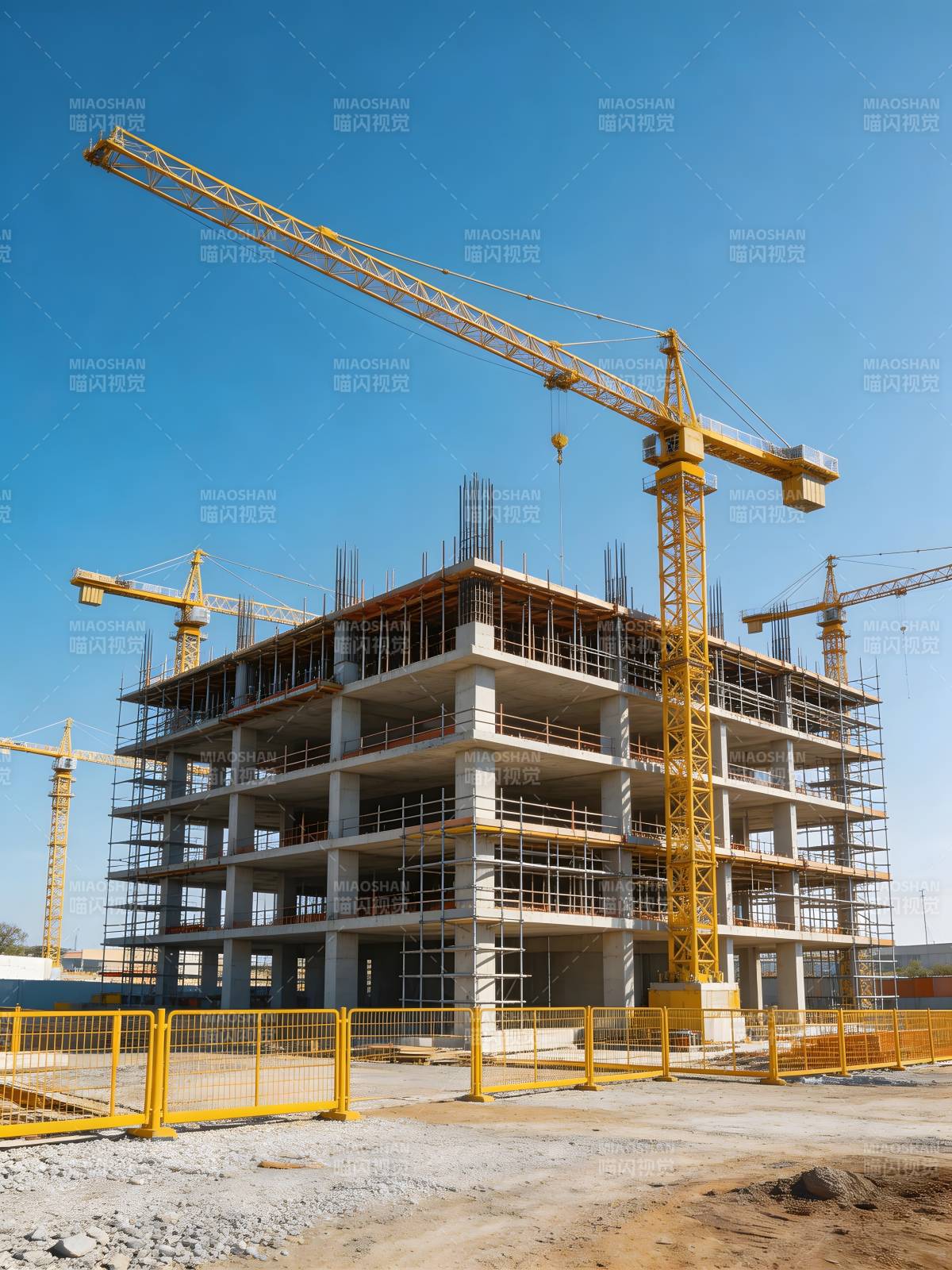 工地塔吊建高楼图片