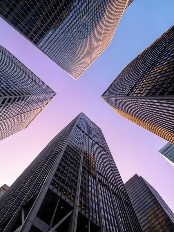 摩天楼群仰望紫霞天空图片