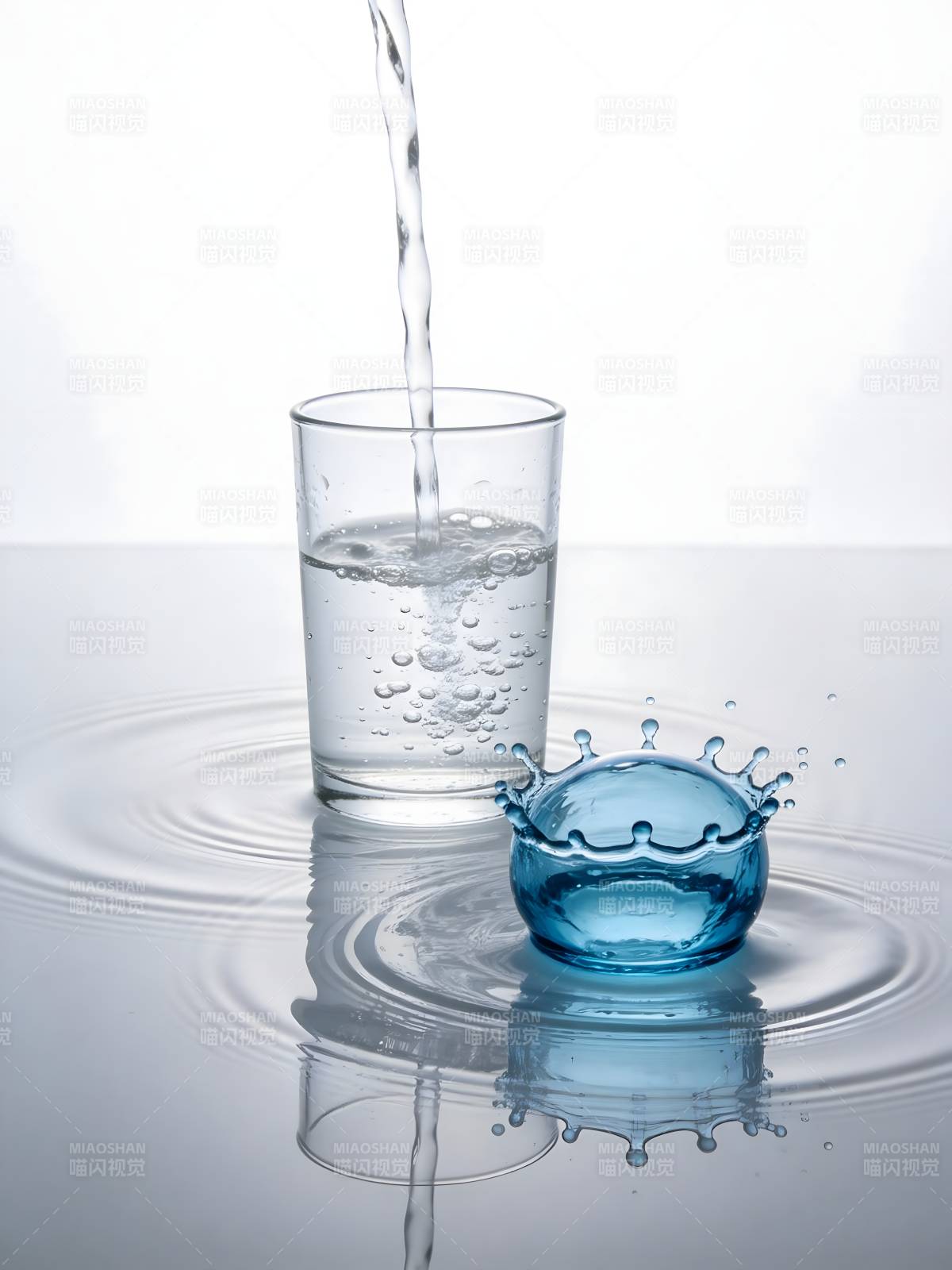 水入杯 溅起蓝冠涟漪图片