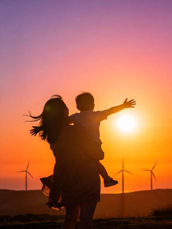 夕阳下母子剪影 风车相伴图片