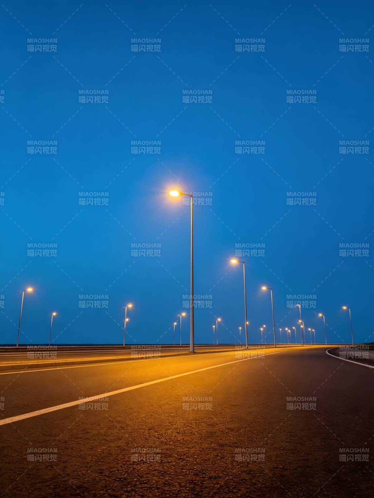 夜幕路灯照长路图片