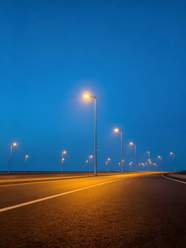 夜幕路灯照长路图片