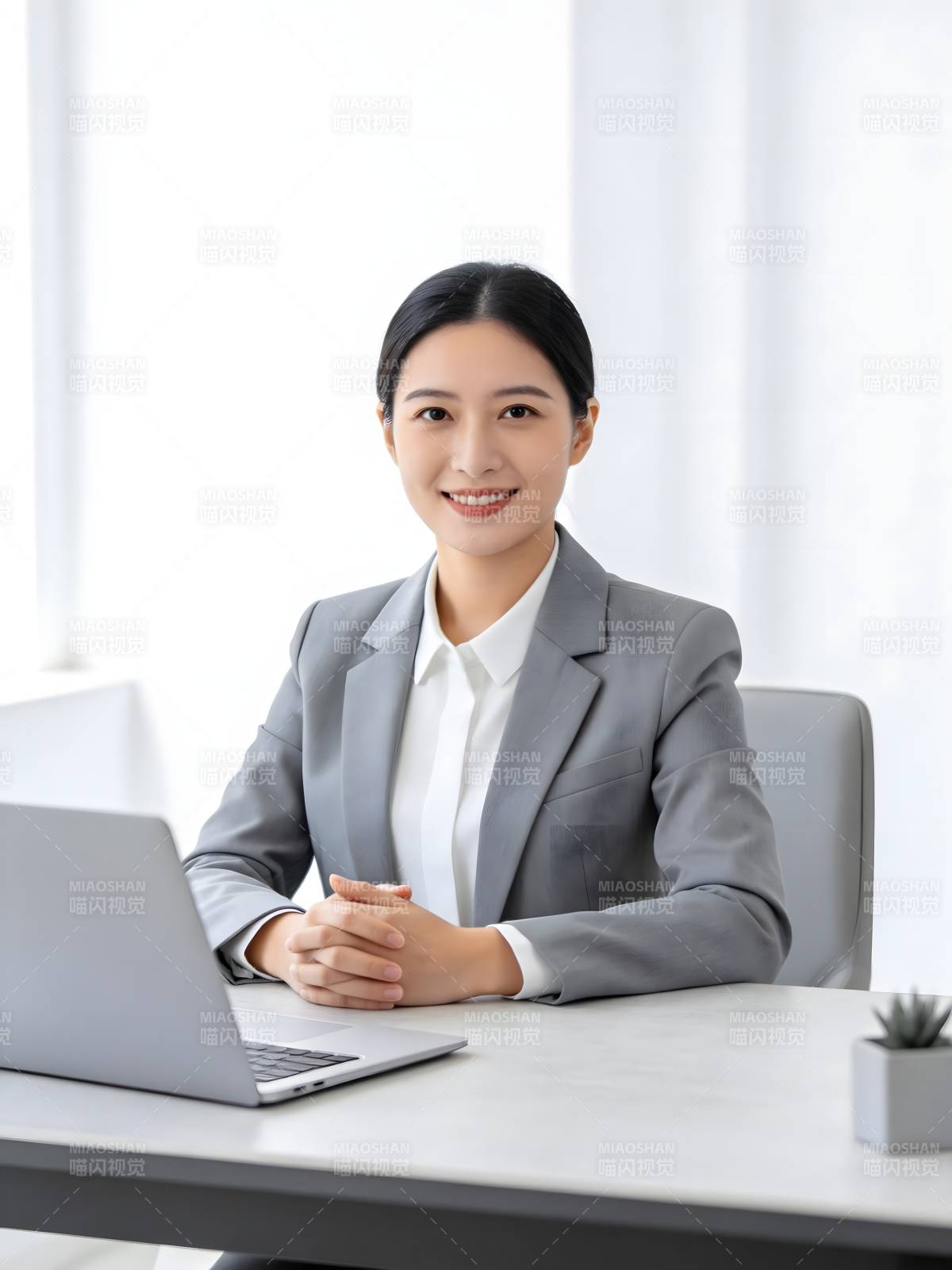 职场女性微笑办公照图片
