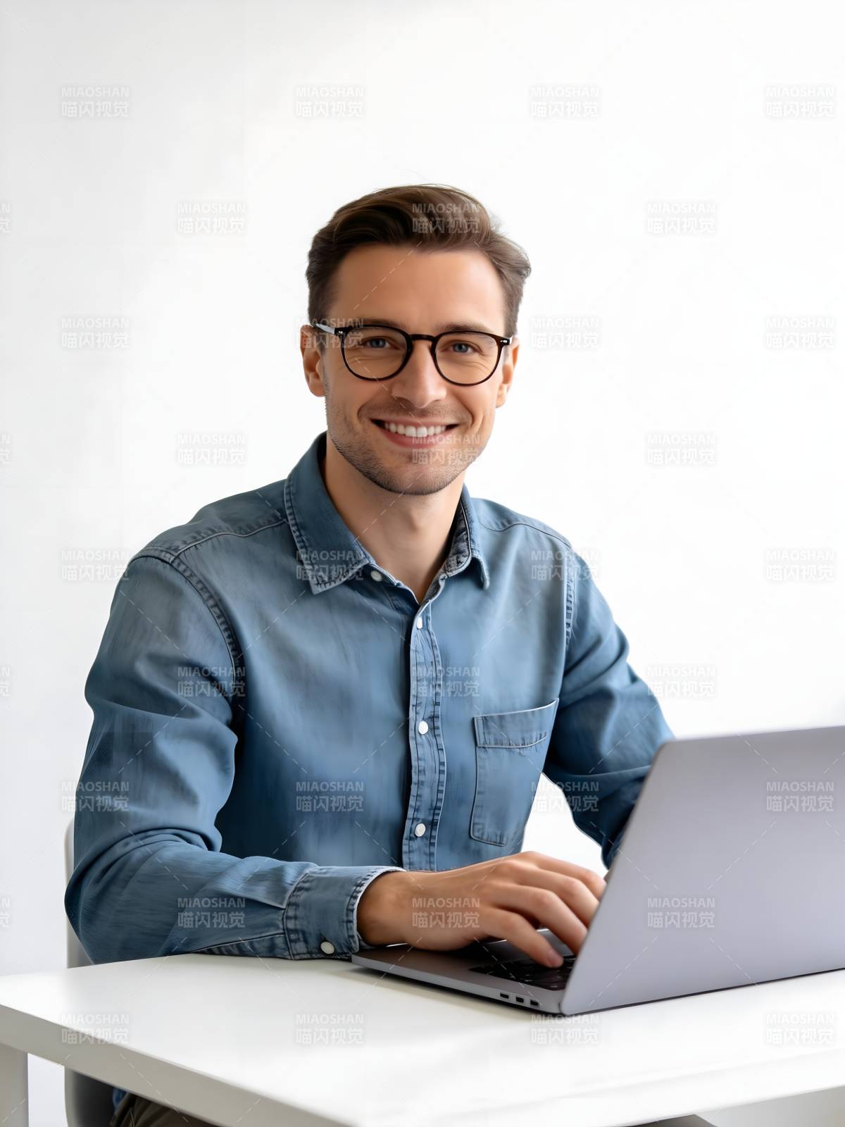 戴眼镜男子微笑用笔记本图片