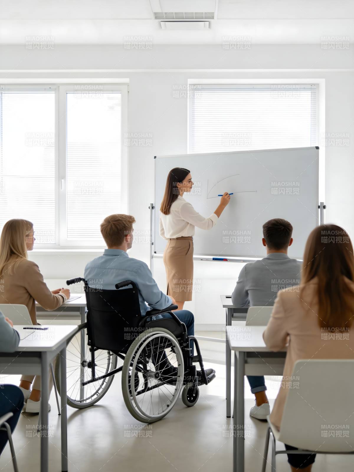 轮椅学生课堂听讲场景图片