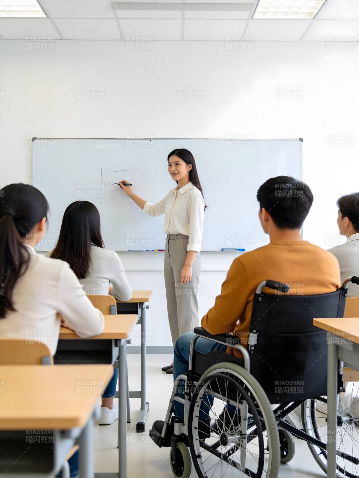 轮椅学生课堂听讲图片