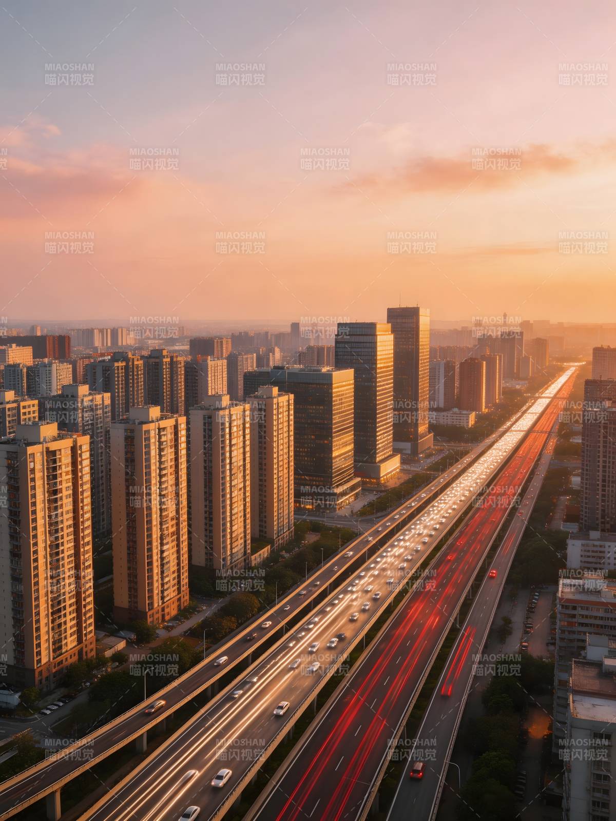 夕阳下的城市高速流光图片