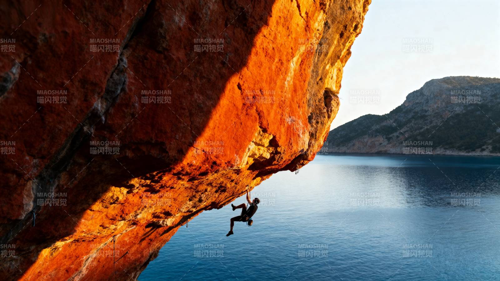 悬崖攀岩 海天一色壮景图片