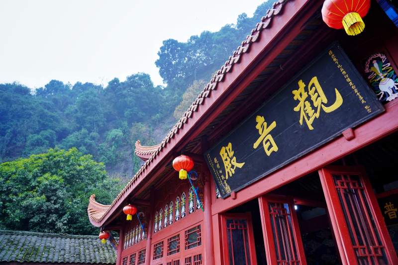 观音殿红灯笼映古寺。图片