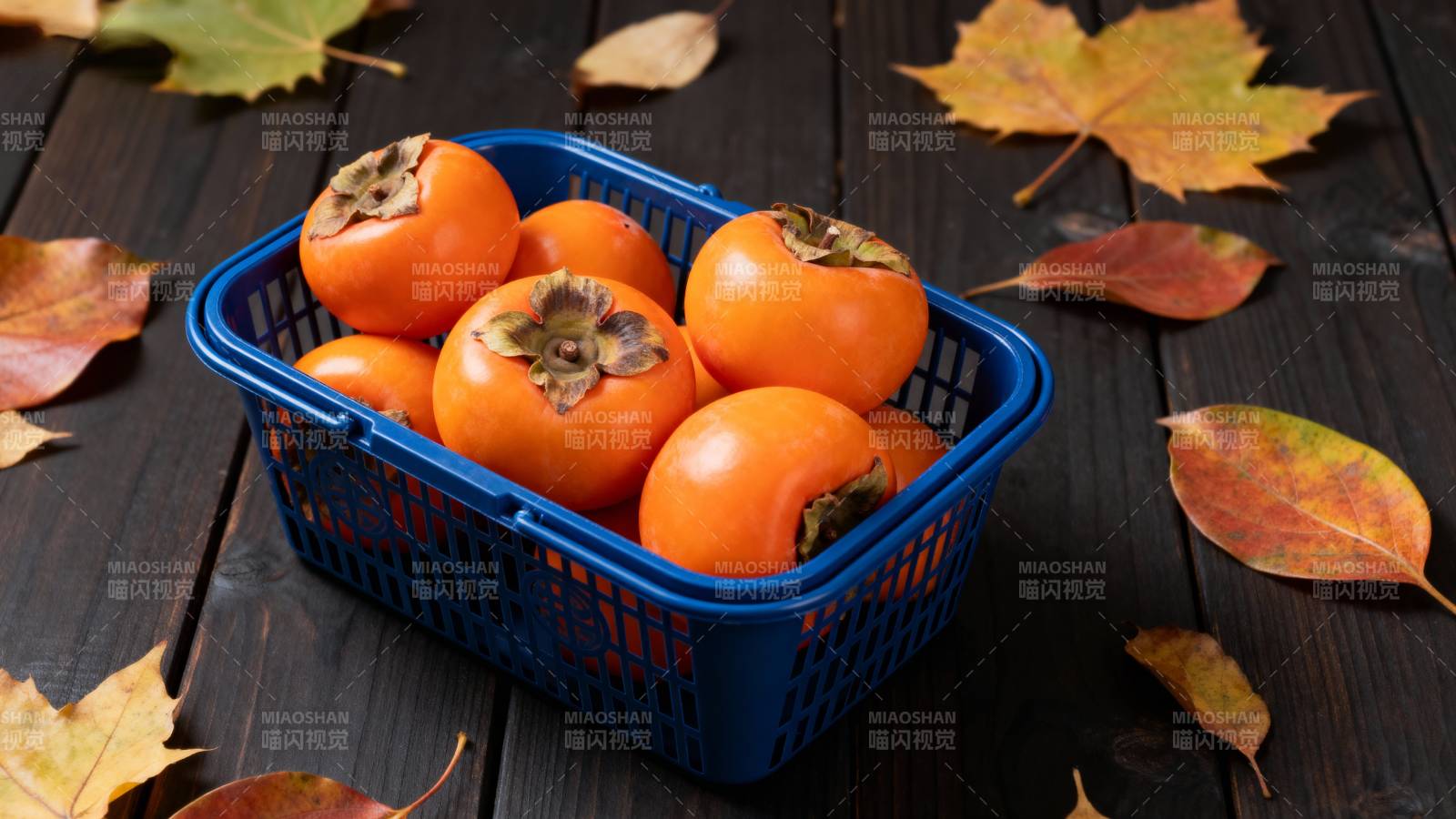 秋柿满篮 落叶相伴图片