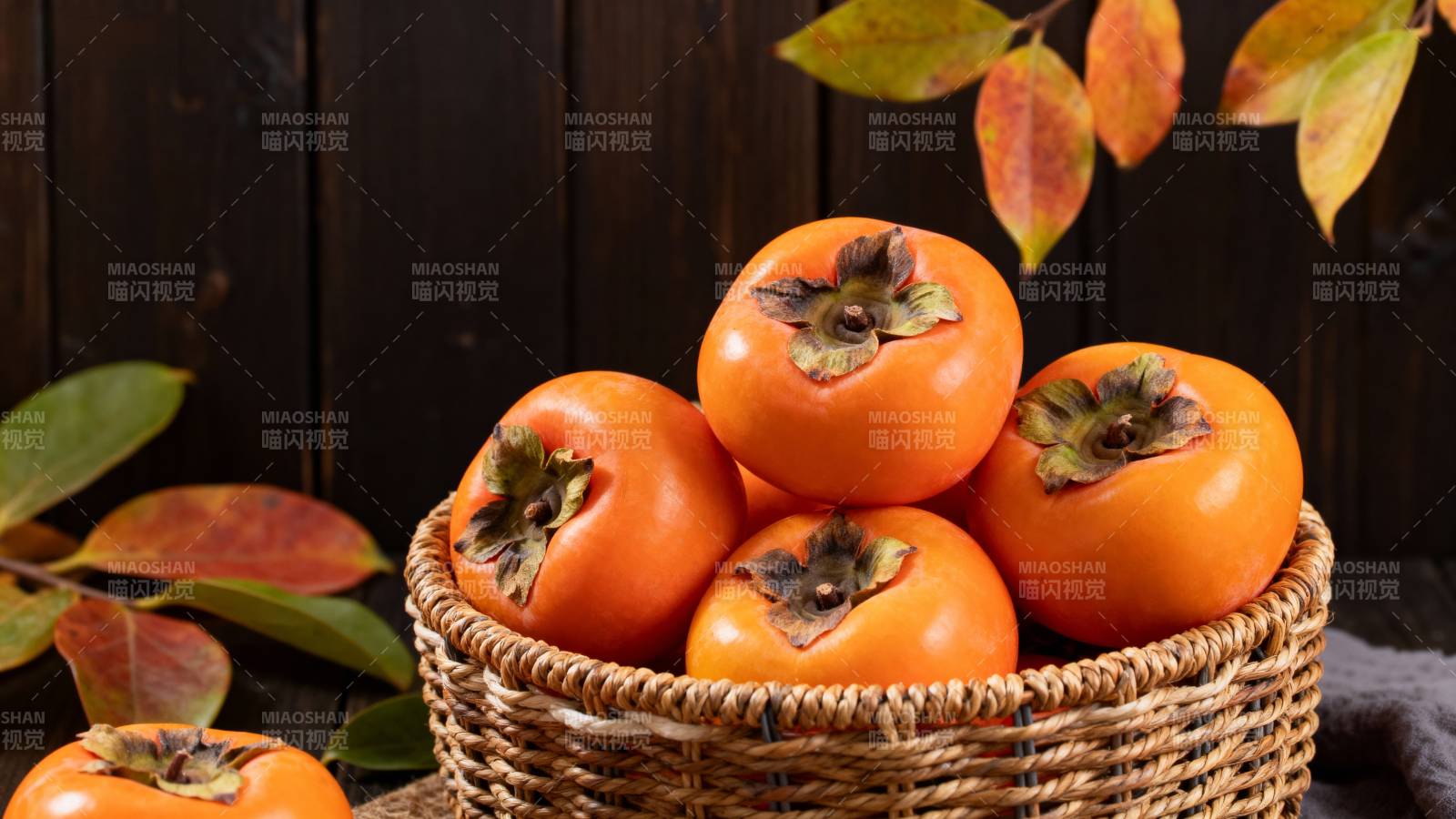 秋柿满篮 叶染霜红图片