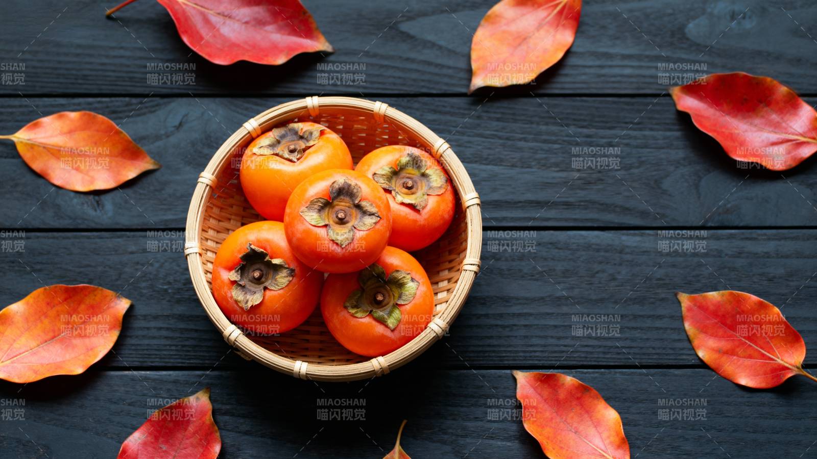 秋柿映红叶 篮中暖意浓图片