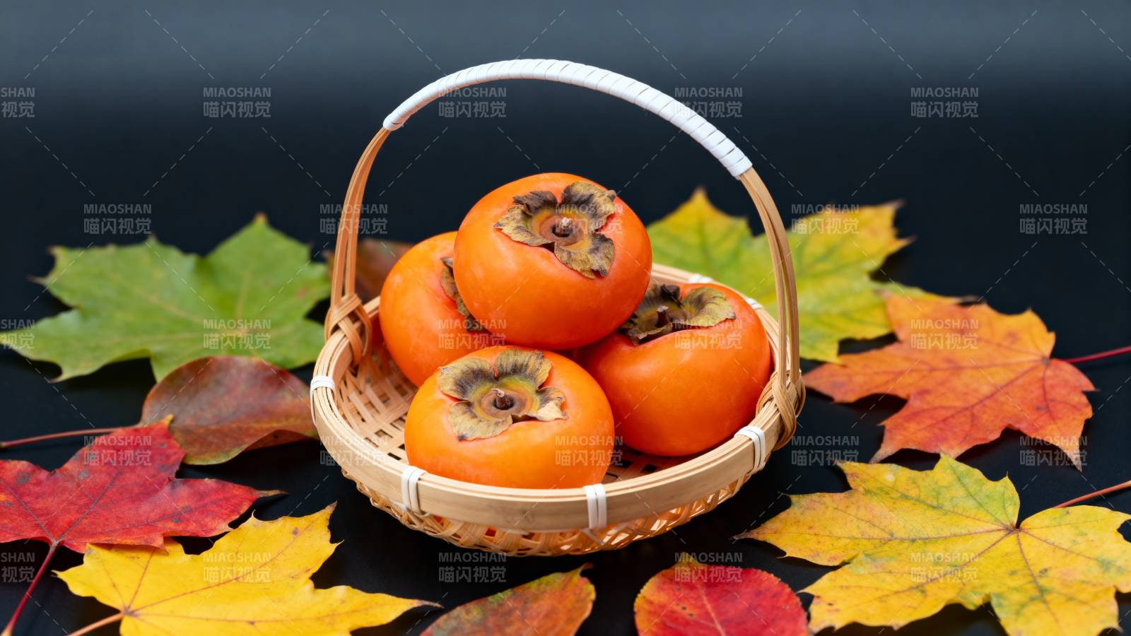 秋柿满篮 落叶相伴图片