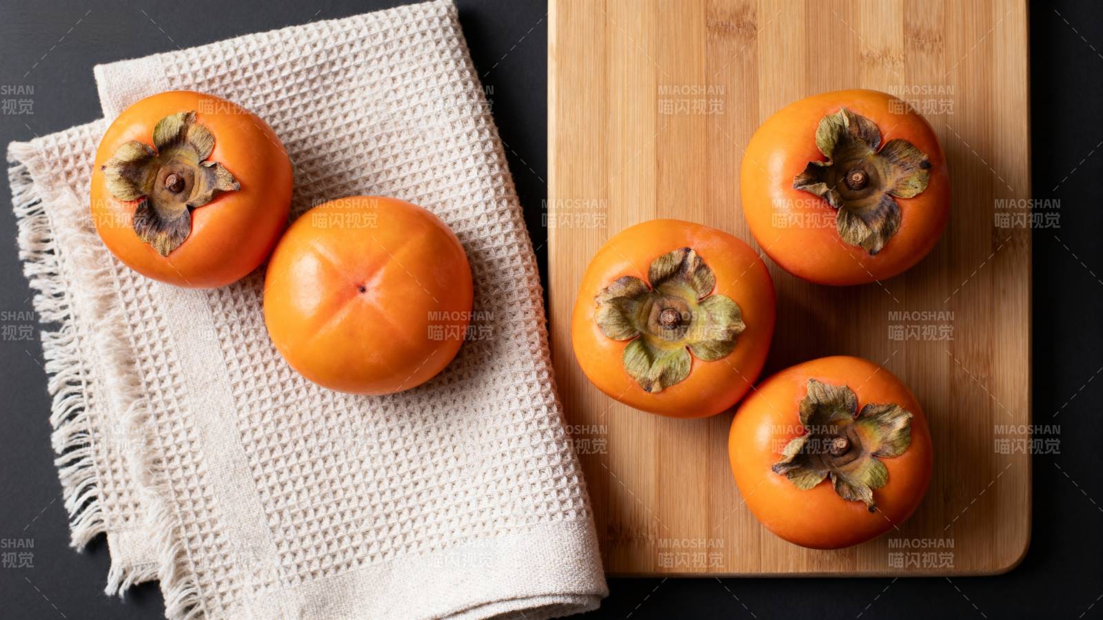 柿子静物 木盘与布巾上的橙红果实图片