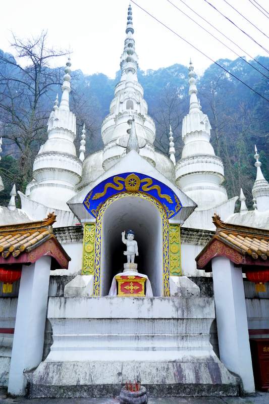 白塔佛龛立山间。图片