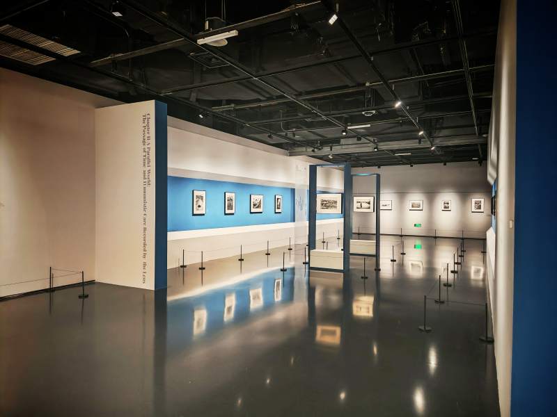 现代艺术展厅静谧光影。图片